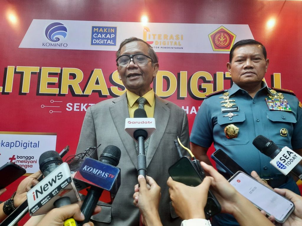 Pelaksana Tugas (Plt) Menteri Komunikasi dan Informatika (Menkominfo) Mahfud MD dan Panglima TNI Laksamana Yudo Margono menjawab pertanyaan awak media seusai acara Literasi Digital Sektor Pemerintahan Kepada Prajurit TNI di Markas Besar TNI, Jakarta, Selasa (13/6/2023). Mahfud menilai, kondisi jelang Pemilu 2024 cenderung lebih aman ketimbang Pemilu 2019.