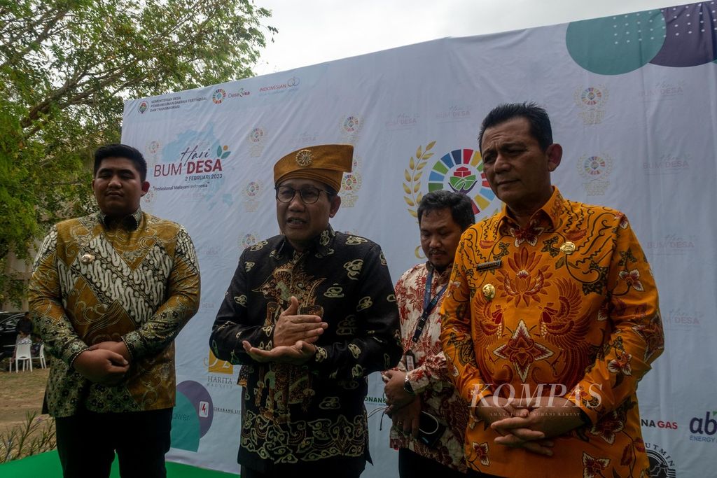 Minister of Village, Disadvantaged Regions, and Transmigration, Abdul Halim Iskandar (center) accompanied by Bintan Regent Roby Kurniawan (left) and Governor of Riau Islands Ansar Ahmad attended a series of National BUMDes Day in Bintan, Riau Islands on Wednesday (2/1/2023).