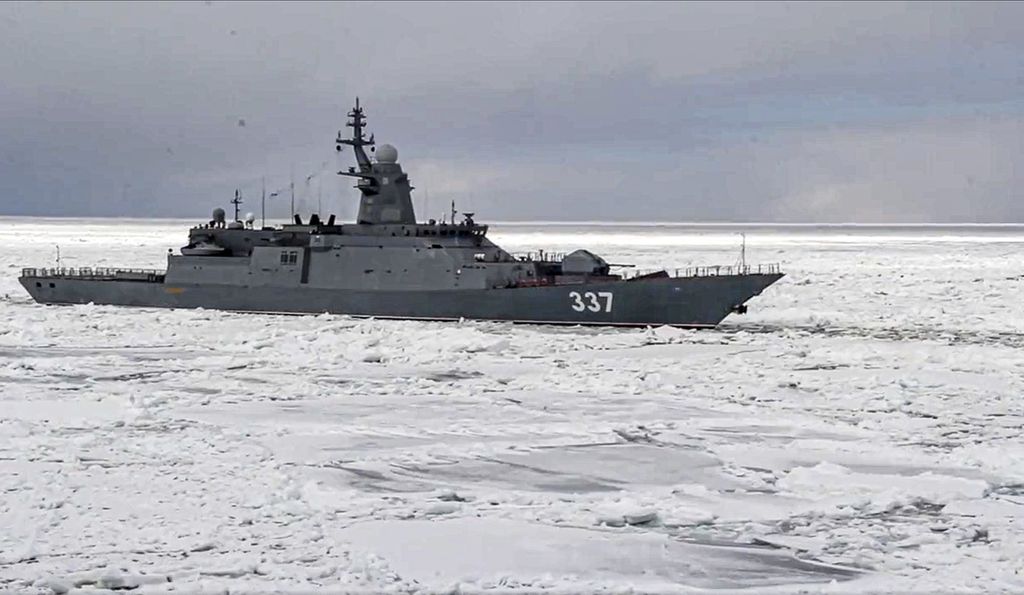 Foto yang dirilis Kementerian Pertahanan Rusia, Senin (7/2), memperlihatkan kapal perang mereka tengah menempuh perjalanan dari Laut Jepang ke Okhotsk melalui Selat La Perouse yang ditutupi oleh es.