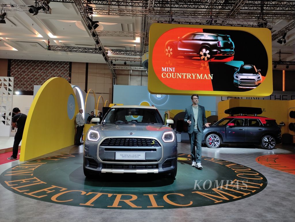 Mini Head of Interior Design Sebastian Kroes memaparkan keunggulan varian Countryman dalam Gaikindo Indonesia International Auto Show (GIIAS) di ICE BSD, Tangerang, Banten, Rabu (17/7/2024).