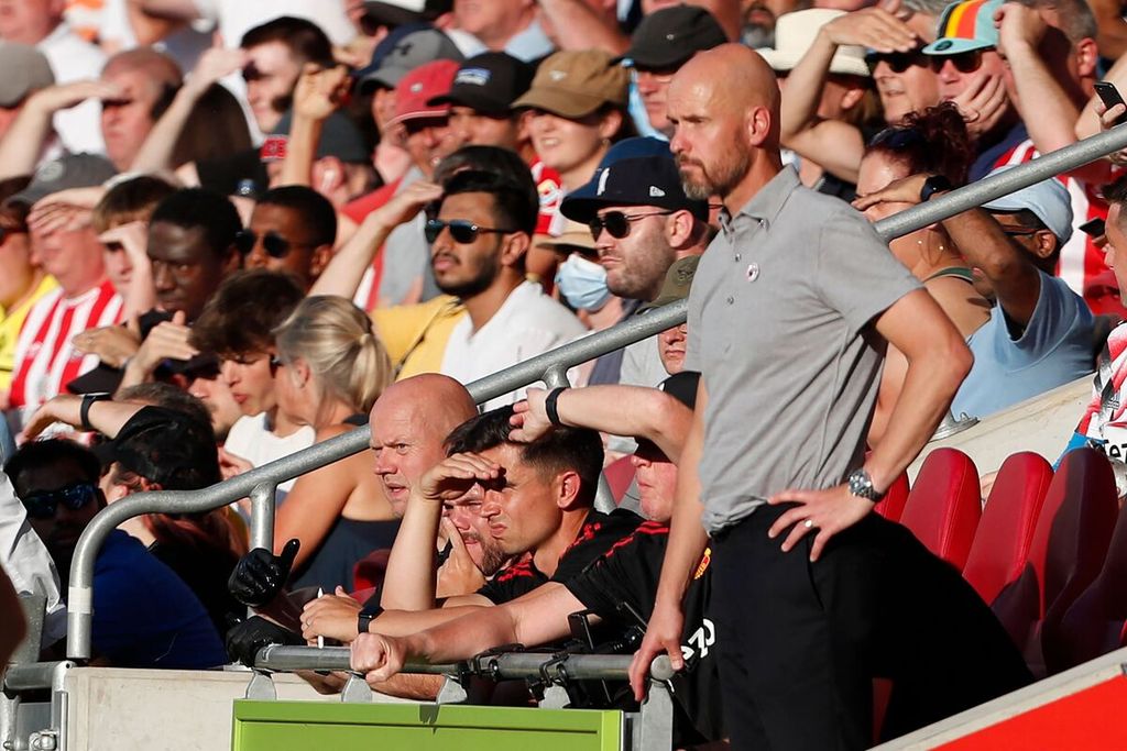 Manajer Manchester Erik ten Hag (kanan) mengamati laga Liga Inggris antara Brentford dan Manchester United di Stadion Gtech Community, London, 13 Agustus 2022. MU menelan dua kekalahan pada dua laga awal Ten Hag menjadi manajer di Liga Inggris.
