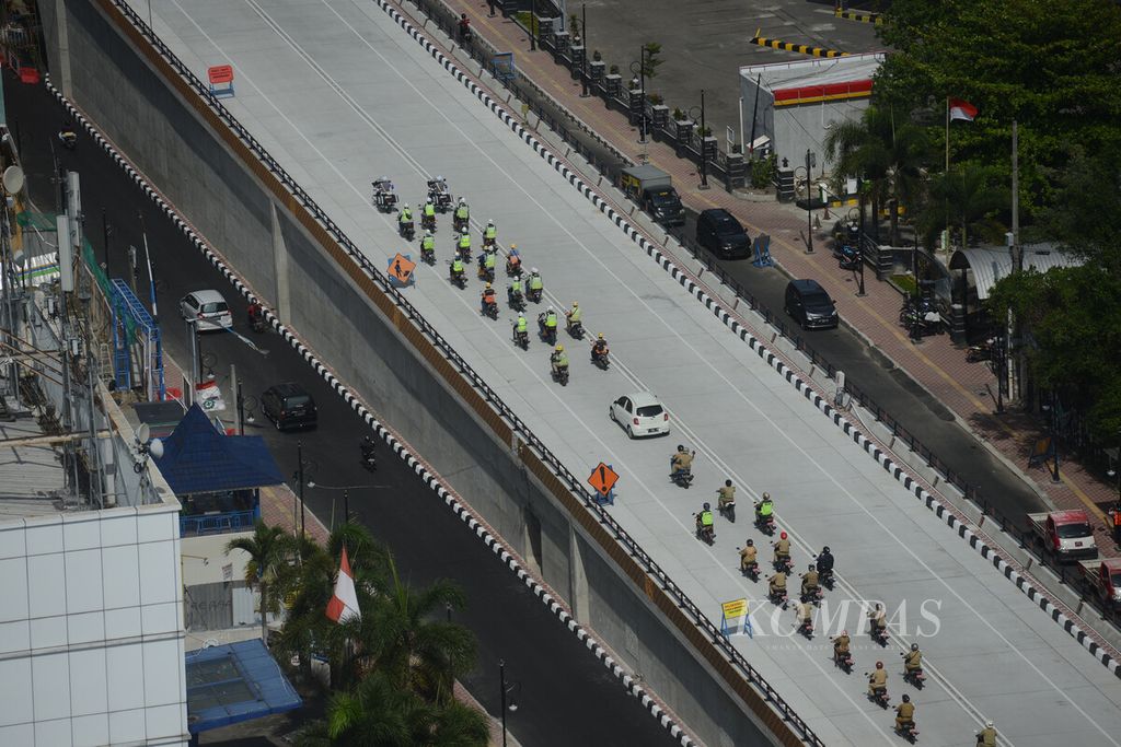 Kendaraan melintas di jembatan layang Purwosari, Surakarta, Jawa Tengah, saat pembukaan uji coba penggunaan jembatan itu, Senin (21/12/2020). Pembangunan jembatan layang itu dikerjakan oleh PT Wijaya Karya.
