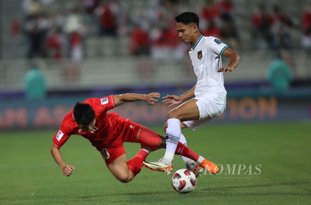 Pemain Indonesia, Marselino Ferdinan, berebut bola dengan pemain Vietnam, Phan Tuan Tai, pada laga penyisihan Grup D Piala Asia 2023 di Stadion  Abdullah bin Khalifa, Doha, Qatar, Jumat (19/1/2024). Indonesia menang 1-0.