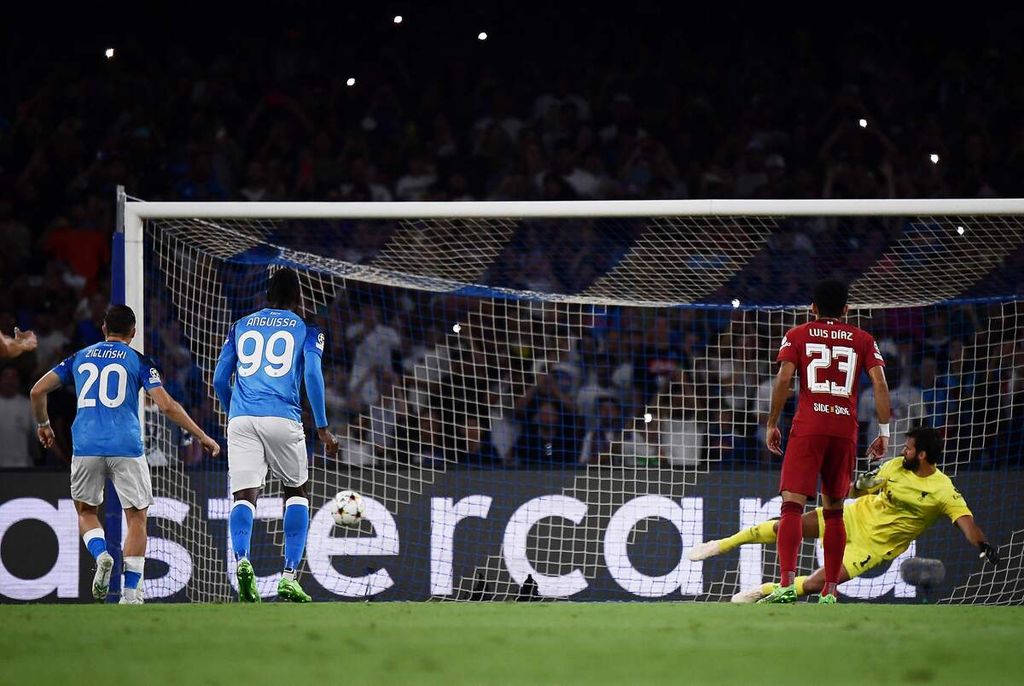 Pemain Napoli Piotr Zielinski (kiri/nomor 20) mencetak gol dari titik penalti ke gawang Liverpool pada laga penyisihan grup A Liga Champions di Stadion Diego Armando Maradona, Rabu (7/9/2022). Napoli memenangi laga itu dengan skor 4-1. 