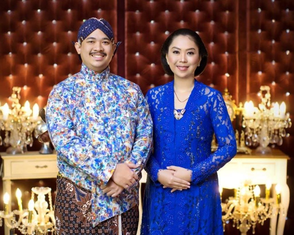 Bendoro Pangeran Haryo Kusumo Kuntonugroho (kiri) beserta dr Laily Annisa Kusumastuti (kanan), calon pengantin yang akan menikah pada 10 Januari 2024 di Pura Pakualaman, Yogyakarta. BPH Kusumo Kuntonugroho adalah putra kedua sekaligus anak bungsu dari KGPAA Paku Alam X, pemimpin di Kadipaten Pakualaman sekaligus Wakil Gubernur Daerah Istimewa Yogyakarta.