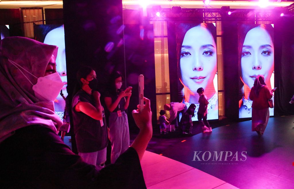 Antusias blink menyaksikan pameran dan pop-up store Blackpink di Senayan Park, Jakarta Pusat, Jumat (10/3/2023). Pameran tersebut berlangsung selama satu bulan, dari 6 Maret hingga 6 April 2023.