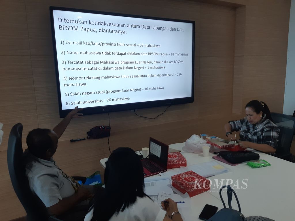 Perwakilan dari Forum Komunikasi Orangtua Mahasiswa Penerima Beasiswa Otsus Papua menunjukkan hasil verifikasi Badan Pengembangan Sumber Daya Manusia (BPSDM) Provinsi Papua di Jayapura, Rabu (21/6/2023).