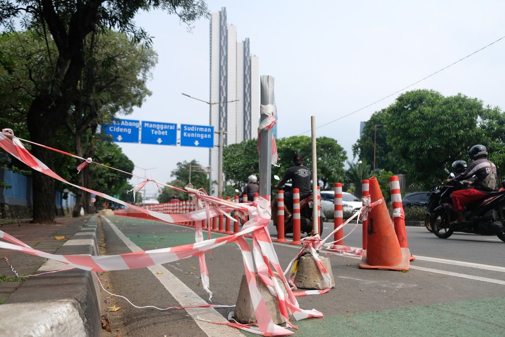 Salah satu jalur sepeda tidak dapat dilewati karena proyek pemasangan kabel listrik bawah tanah di Jalan Penjernihan 1, Jakarta Pusat, Senin (14/11/2022).