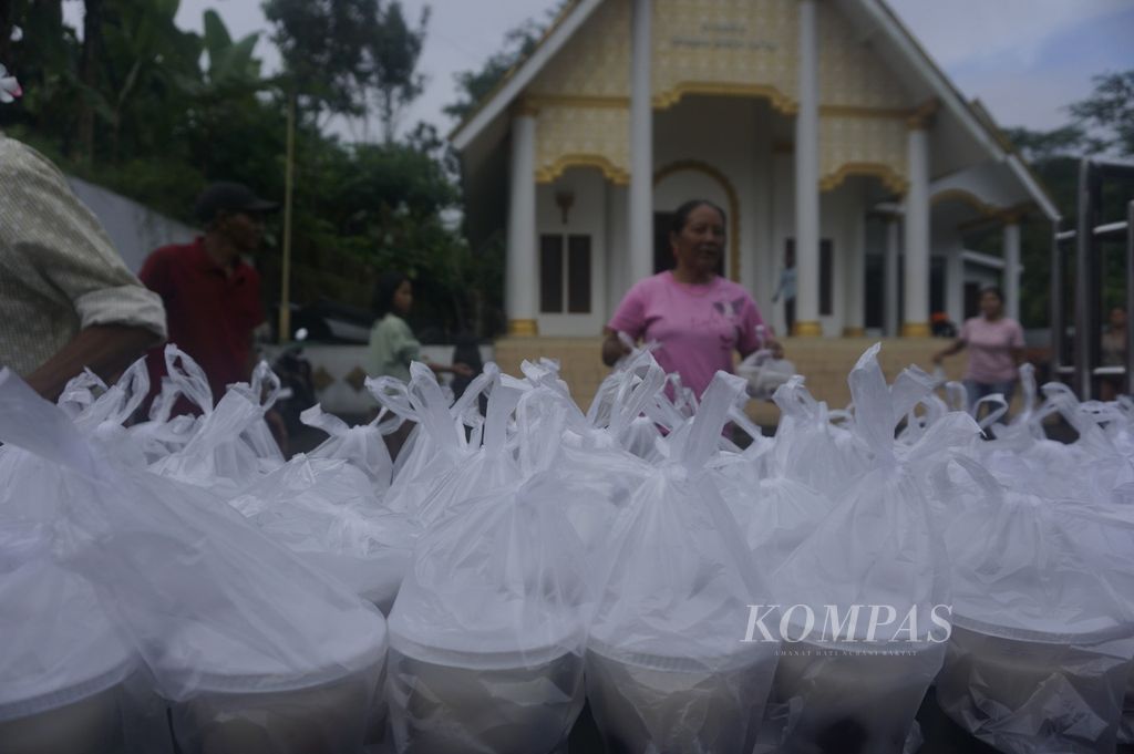Gelas-gelas plastik takjil disiapkan di depan Wihara Dhamma Surya Putra di Desa Kemiri, Kecamatan Kaloran, Kabupaten Temanggung, Jawa Tengah, Jumat (14/4/2023).