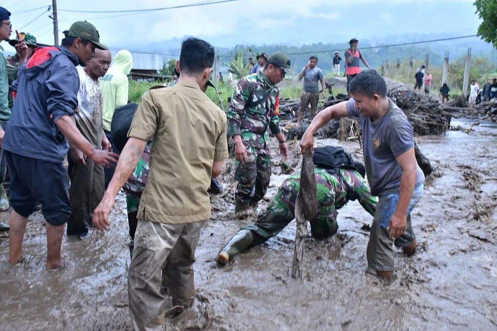 Petugas membersihkan material yang terbawa oleh banjir lahar hujan dari Gunung Marapi di Nagari Bukik Batabuah, Kecamatan Canduang, Kabupaten Agam, Sumatera Barat, Jumat (5/4/2024).
