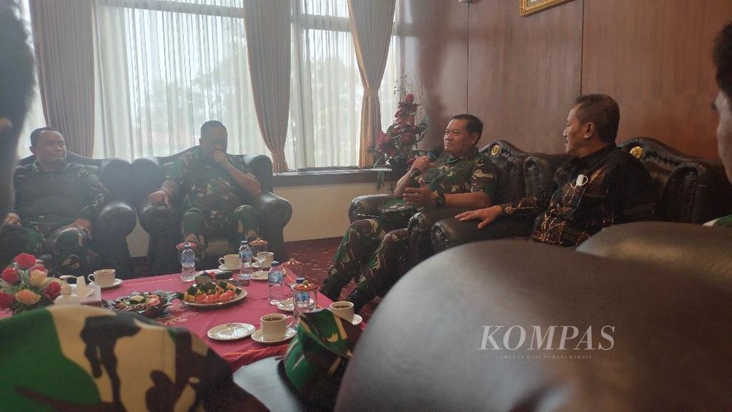 Suasana pertemuan antara Panglima TNI Laksamana Yudo Margono dengan perwakilan dari Pemerintah Kota Magelang, Jateng, Minggu (29/1/2023).