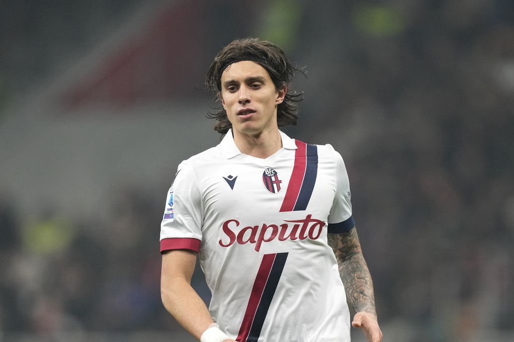 Bologna defender Riccardo Calafiori controls the ball during the Italian League match between AC Milan and Bologna at the San Siro Stadium in Milan on Saturday (27/1/2024). Calafiori is one of the players included in the temporary squad for the Italian national team in the 2024 European Cup. Calafiori was called up due to his brilliant performances with Bologna in the 2023-2024 season.