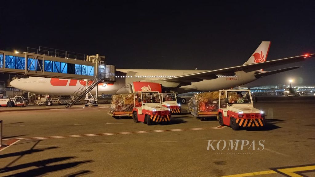 Kloter kedua bantuan dari Pemerintah Indonesia untuk warga Palestina diangkut menggunakan pesawat komersial melalui Bandar Udara Internasional Soekarno-Hatta, Minggu (5/11/2023). 