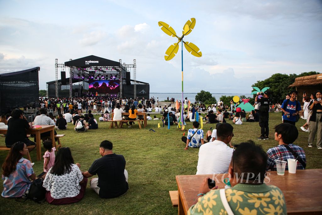 Penonton menikmati penampilan Stars and Rabbit dengan latar belakang pantai di festival musik Joyland 2023 di Peninsula Island, Nusa Dua, Bali, Sabtu (18/3/2023).