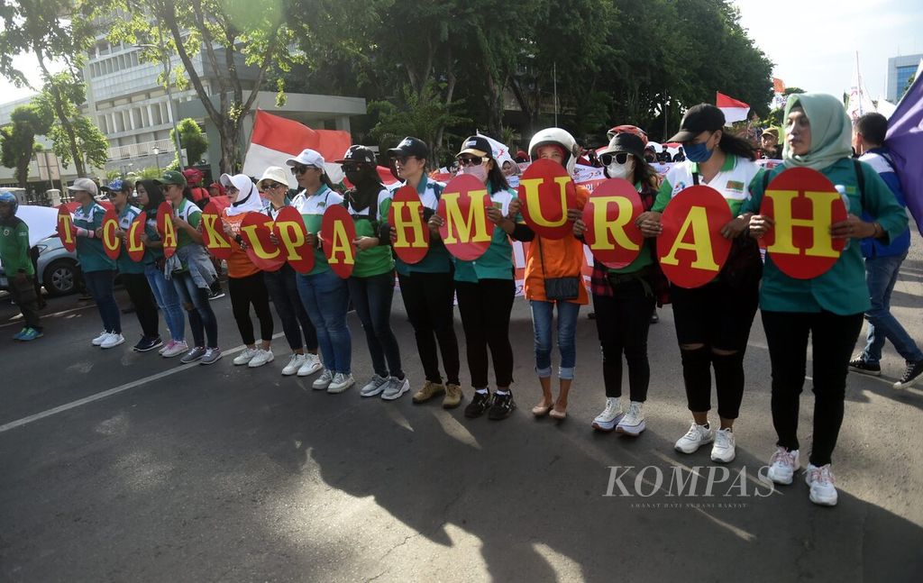 Dengan membawa huruf bertuliskan olak Upah Murah buruh menuju Kantor Gubernur Jawa Timur untuk memperingati Hari Buruh di Jalan Pahlawan, Surabaya, Rabu (1/5/2024). 