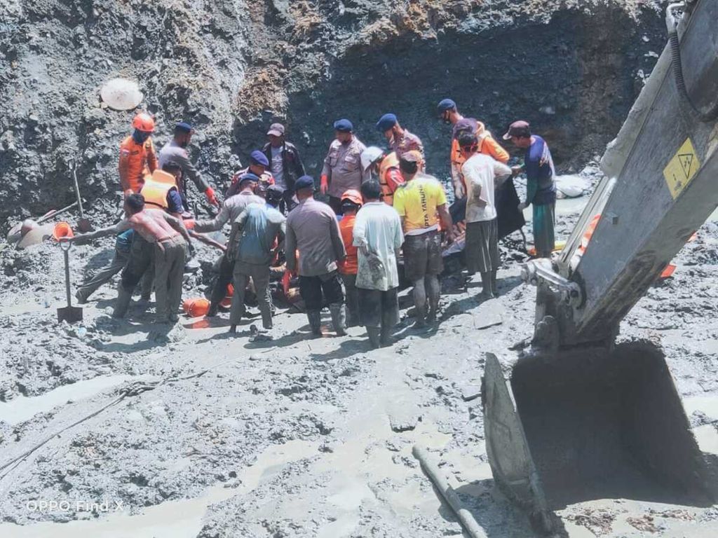 Tim penyelamat gabungan mengevakuasi satu korban yang tertimbun longsor di lubang tambang emas tanpa izin di Desa Buranga, Kecamatan Parigi Moutong, Sulteng, Kamis (25/2/2021).