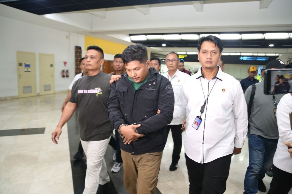 Calon anggota legislatif Dewan Perwakilan Rakyat Kabupaten (DPRK) Tamiang dari Partai Keadilan Sejahtera, Sofyan, tiba di Terminal 2 Bandara Soekarno-Hatta, Senin (27/5/2024). Sofyan diduga terlibat dalam kasus penyelundupan sabu.