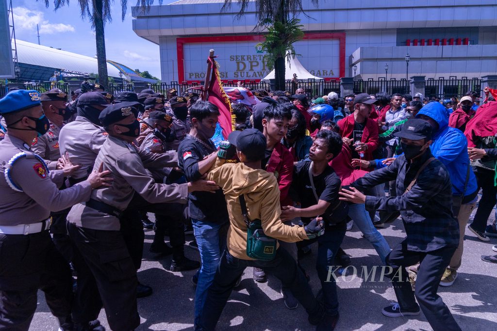 Ribuan mahasiswa yang mengikuti aksi nasional pada Senin (11/4/2022) di Kendari, Sulawesi Tenggara, terlibat bentrok dengan aparat kepolisian. Mereka antara lain menuntut penghentian wacana tiga periode jabatan presiden, menolak penundaan pemilu, dan meminta penurunan harga minyak.