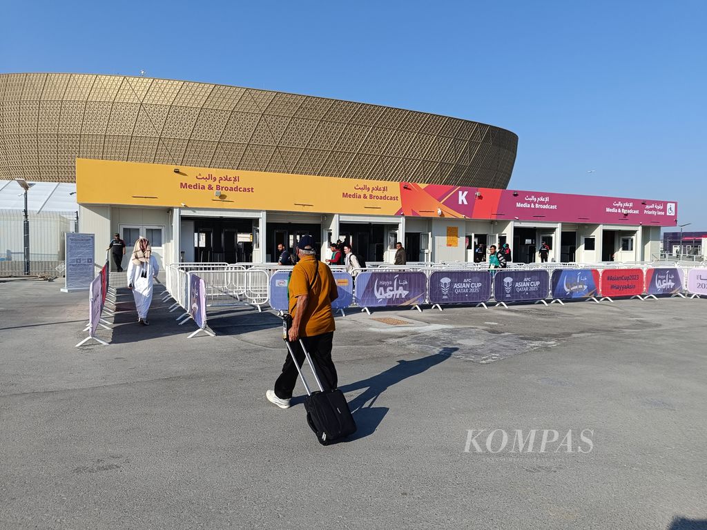 Wartawan peliput pembukaan Piala Asia 2023 menunggu dibukanya pintu akses media berwarna kuning untuk masuk ke Stadion Lusail, Doha, Qatar, Jumat (12/1/2024). 