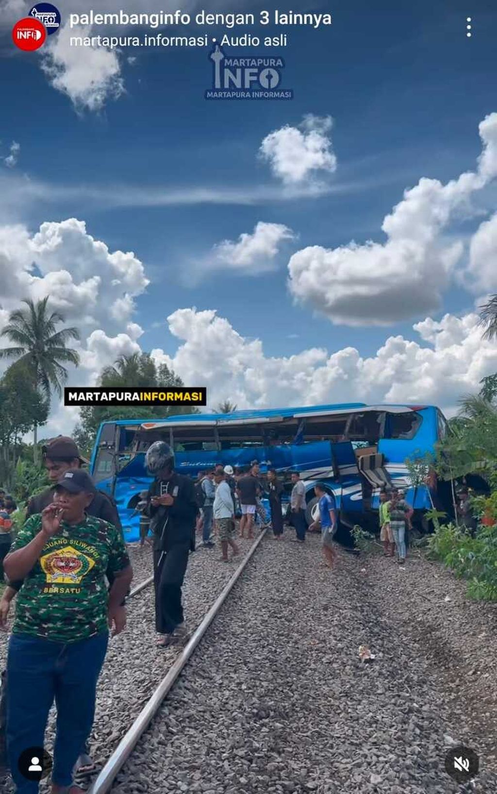 Tangkapan layar bus Putra Sulung rute Belitang-Jakarta yang tertabrak Kereta Api Rajabasa di pelintasan sebidang di kawasan Martapura, Ogan Komering Ulu Timur, Sumsel, Minggu (21/4/2024).