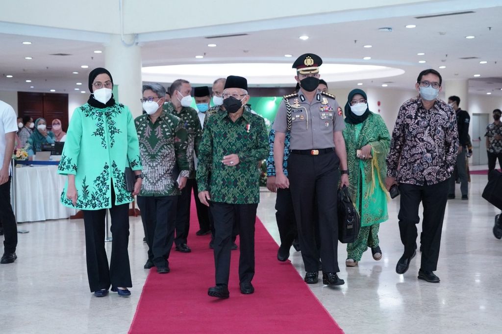 Wakil Presiden Ma'ruf Amin bersama Ketua Umum Ikatan Ahli Ekonomi Islam (IAEI) yang juga Menteri Keuangan Sri Mulyani Indrawati (kiri) menghadiri Halalbihalal dan Silaturahmi Kerja IAEI di Jakarta Pusat, Jumat (10/6/2022). 