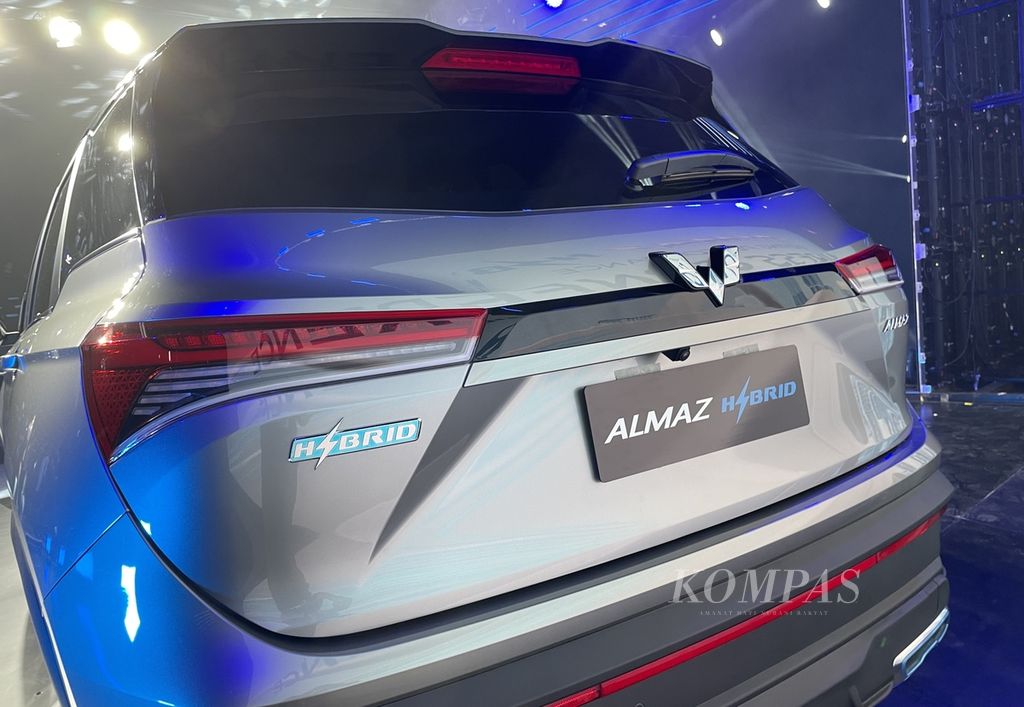 Tampak belakang mobil Wuling Almaz Hybrid yang diluncurkan di Jakarta International E-Prix Circuit, Ancol, Jakarta Utara, Kamis (3/10/2022).