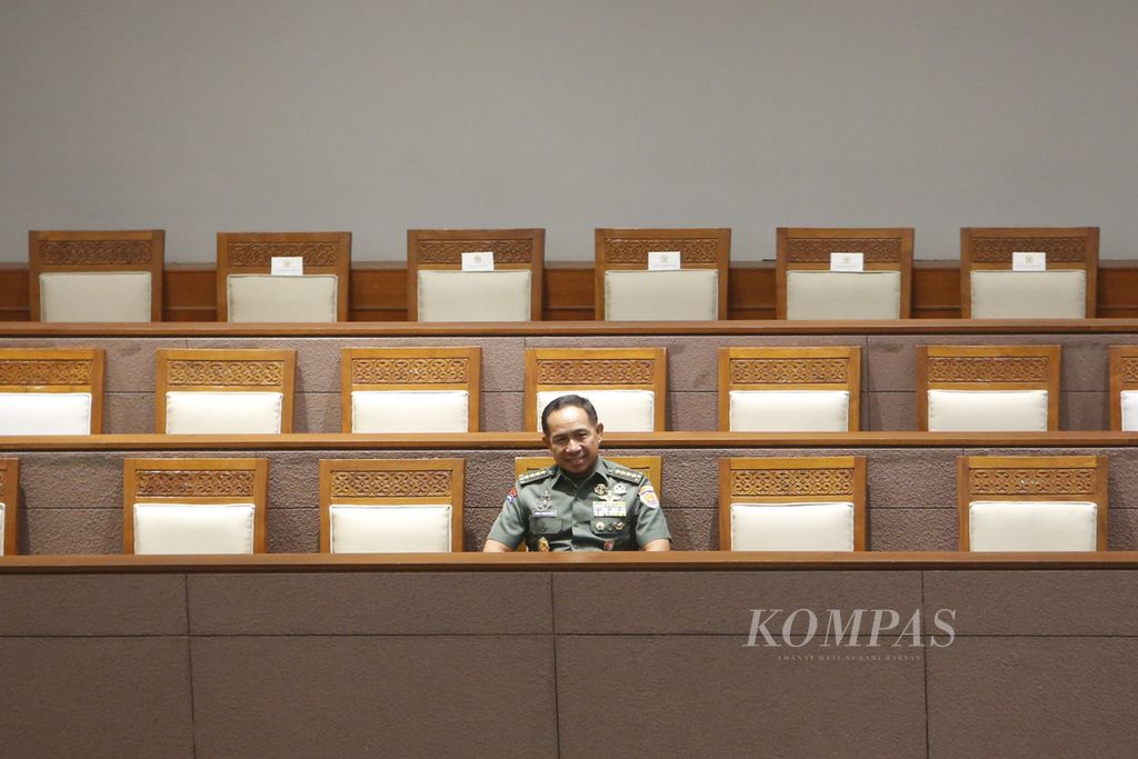 Kepala Staf Angkatan Darat Jenderal Agus Subiyanto mengikuti Rapat Paripurna DPR Ke-9 Masa Persidangan II Tahun Persidangan 2023-2024, di Gedung Parlemen, Jakarta, dengan salah satu agendanya adalah laporan Komisi I DPR terhadap hasil uji kepatutan dan kelayakan calon Panglima TNI, Selasa (21/11/2023).