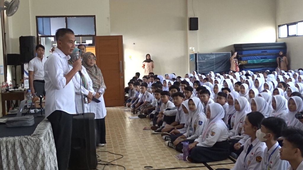 Penjabat Gubernur Jawa Barat Bey Machmudin memantau pelaksanaan masa pengenalan lingkungan sekolah di SMK Negeri 1 Bandung, Jawa Barat, Rabu (17/7/2024).