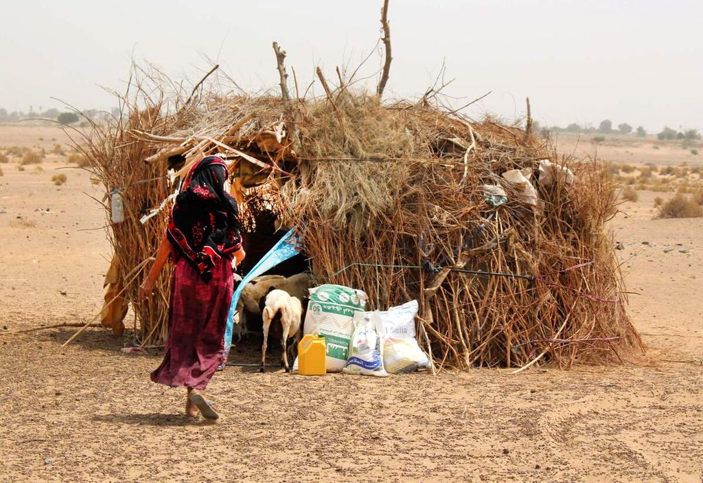 Warga miskin di Yaman memperoleh bantuan pangan pokok dari kelompok-kelompok bantuan. Dalam foto pada 29 Maret 2022, tampak bantuan itu diletakkan di depan gubuk di Lahj. 