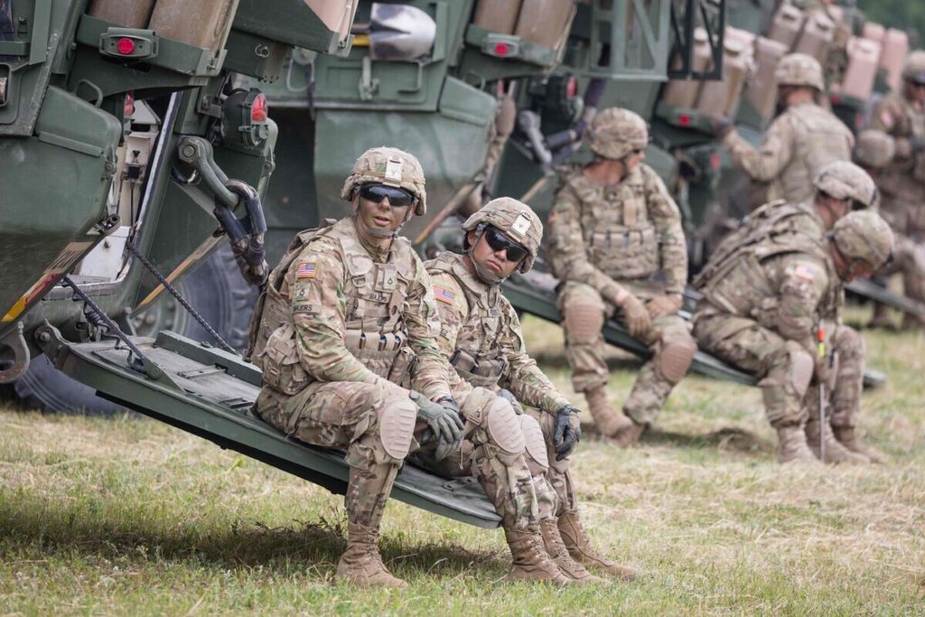 Dalam foto diambil pada 16 Juni 2017, tentara AS berpartisipasi pada latihan militer NATO Sabre Strike di Orzysz, Polandia. 