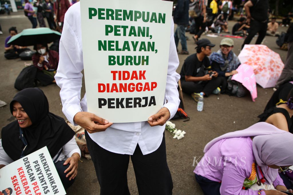 Aksi memperingati Hari Perempuan Sedunia di Patung Kuda Arjuna Wijaya, Jakarta, Jumat (8/3/2024).