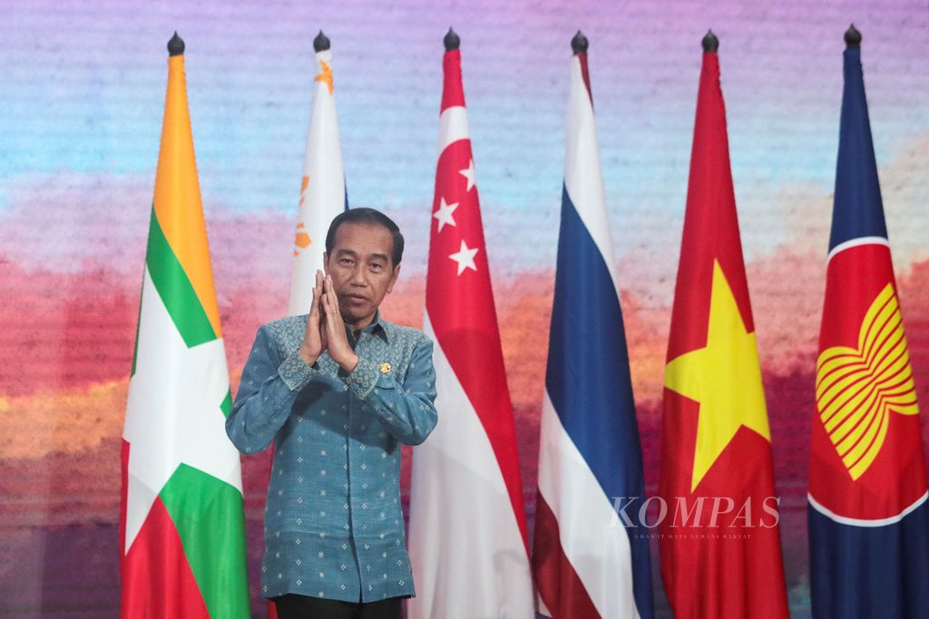 Presiden Joko Widodo menangkupkan tangan sembari mengucapkan terima kasih seusai memberikan keterangan kepada wartawan terkait hasil pertemuan Konferensi Tingkat Tinggi (KTT) ke-42 ASEAN di Labuan Bajo, Manggarai Timur, Nusa Tenggara Timur, Kamis (11/5/2023). 