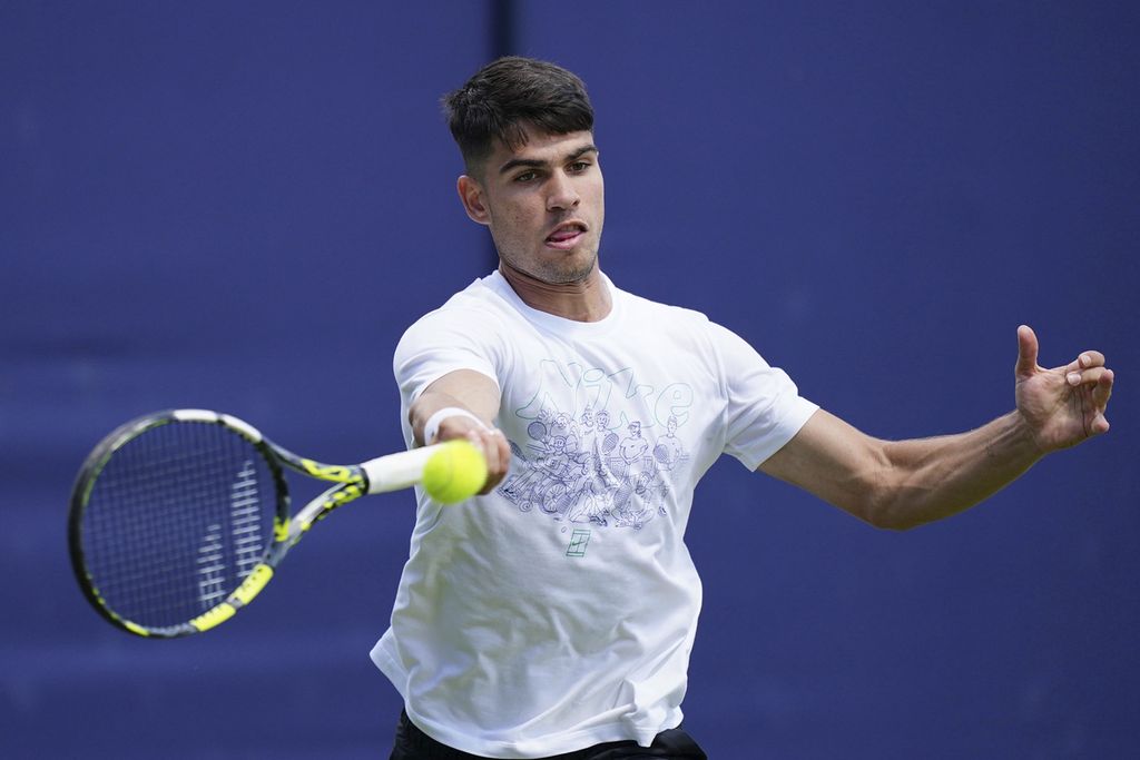 Petenis Spanyol, Carlos Alcaraz, berlatih bersama petenis Inggris, Andy Murray, pada ATP 500 London di London, Senin (17/6/2024).