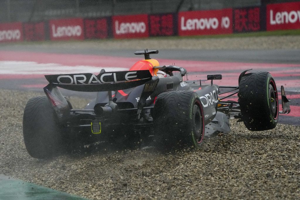 Pebalap Red Bull, Max Verstappen, tergelincir keluar lintasan saat sesi kualifikasi sprint balap Formula 1 seri China di Shanghai, Jumat (19/4/2024). Lintasan licin karena hujan membuat sejumlah pebalap tergelincir keluar trek.