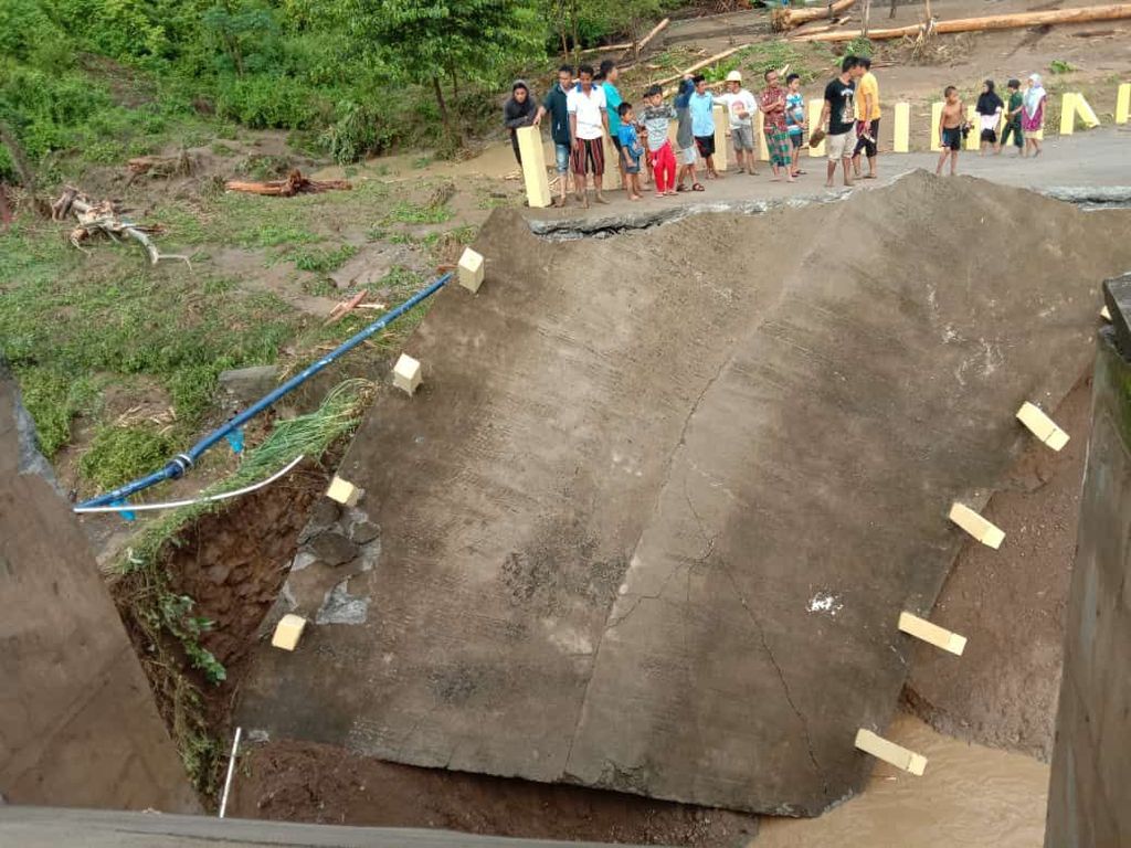 Jalan penghubung antardesa di Kecamatan Malunda, Kabupaten Majene, Sulawesi Barat, putus akibat luapan Sungai Deking, Jumat (27/5/2022).