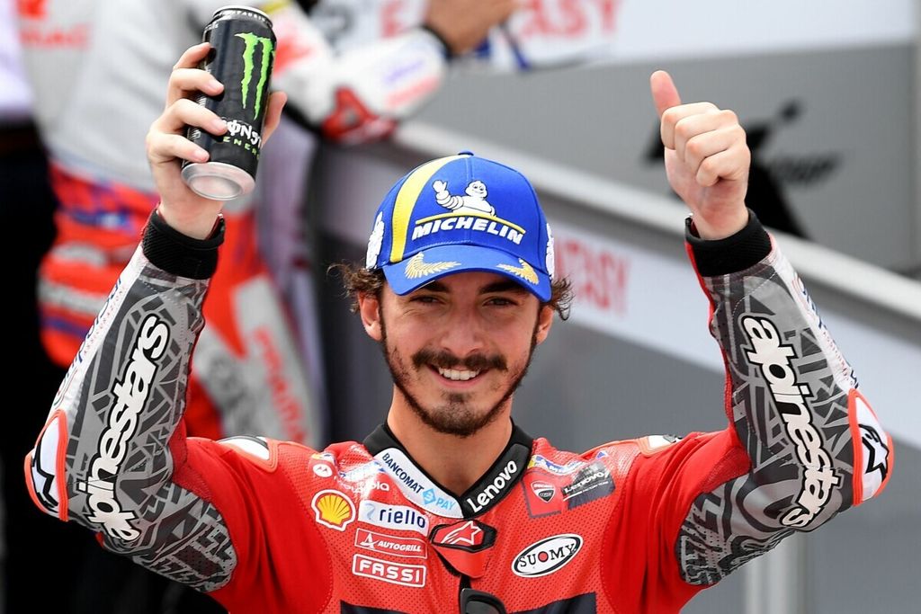 Pebalap tim Ducati, Francesco Bagnaia, merayakan keberhasilannya merebut posisi start terdepan usai babak kualifikasi pada MotoGP seri Aragon di Sirkuit Motorland, Alcaniz, Spanyol, 11 September 2021.