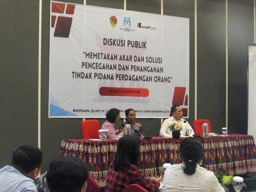 Moderator diskusi publik, Rita Hasugian (kanan), menenangkan penyintas TPPO, Martha Letek Keban (tengah), agar tidak sedih atau menangis.