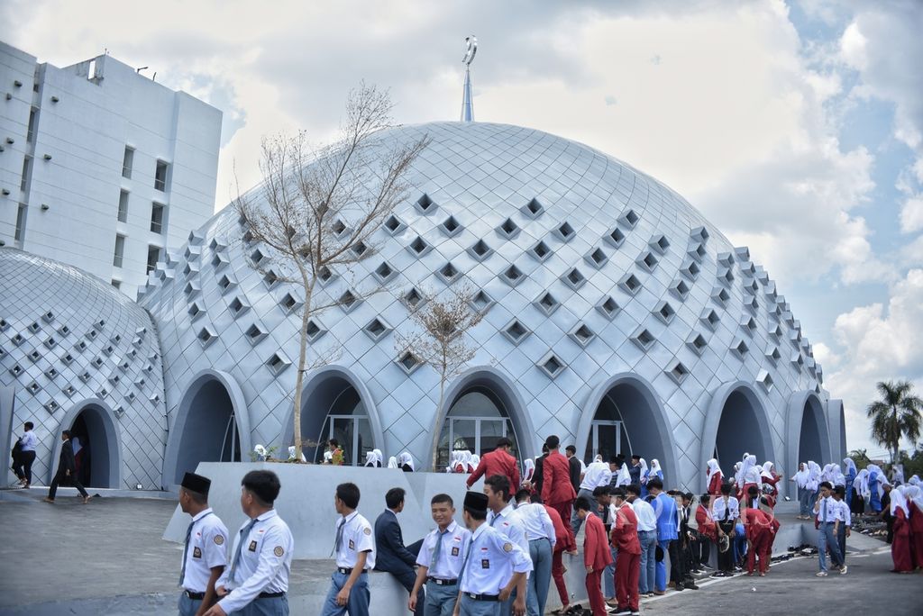 Para pelajar bersiap melaksanakan shalat dzuhur berjemaah di Masjid Agung Kubah Timah di Pangkal Pinang, Pulau Bangka, Provinsi Kepulauan Bangka Belitung, Rabu (15/11/2023). 
