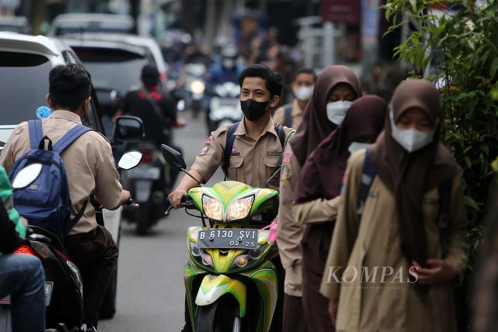 Sejumlah pelajar berjalan pulang dari salah satu SMA negeri di kawasan Pesanggrahan, Jakarta Selatan, Rabu (30/3/2022). 