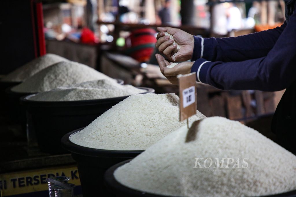 Pembeli memeriksa kualitas beras impor dari Thailand yang dijual pedagang di Pasar Anyar, Kota Tangerang, Banten, Rabu (22/2/2023). Beras impor tersebut dijual dengan harga Rp 9.000 per liter. Operasi pasar belum mampu secara signifikan menurunkan harga beras di pasaran.