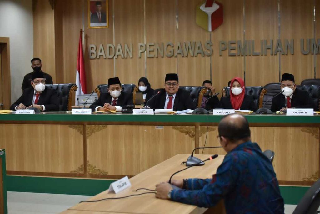 Suasana sidang dengan agenda pembacaan putusan pendahuluan terhadap empat laporan pelanggaran administrasi Pemilihan Umum 2024 di Kantor Bawaslu di Jakarta, Kamis (25/8/2022). 