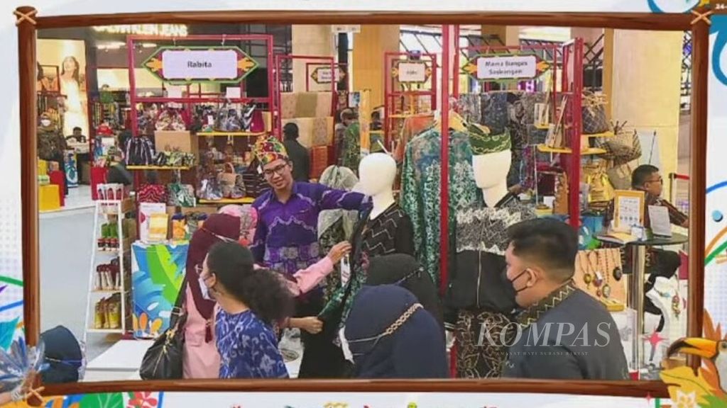 Tangkapan layar video saat pengunjung melihat produk UMKM Kalimantan yang dipamerkan dalam kegiatan Pamor Borneo 2022 di Grand Atrium Kota Kasablanka, Jakarta, Rabu (24/8/2022).