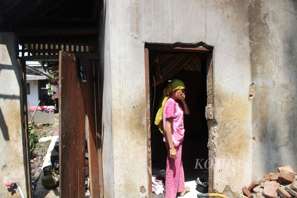 Warga mengamati bagian dapur rumahnya yang rusak akibat gempa di Desa Sukamenak, Kecamatan Sukarame, Kabupaten Tasikmalaya, Jawa Barat, Minggu (28/4/2024).