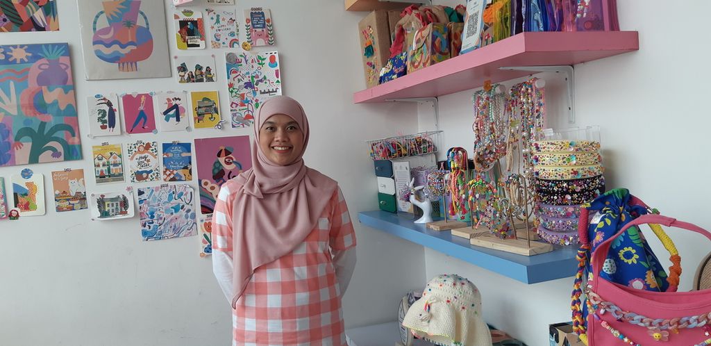 Dessy Nur Anisa Rahma memberdayakan difabel tuli dan wicara untuk berkarya membuat tas laptop dan aksesori dengan jenama Pulas Katumbiri atau Puka. Dessy berpose bersama produk Puka saat ditemui di Bandung pada Maret 2023. 