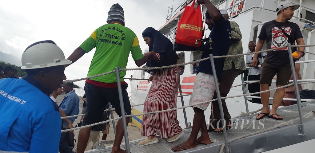 Buruh pelabuhan membantu penumpang sakit yang turun dari kapal perintis KM Sabuk Nusantara 108 di Pelabuhan Menanga, Pulau Solor, Kabupaten Flores Timur, Nusa Tenggara Timur, pada Selasa (1/11/2022). 