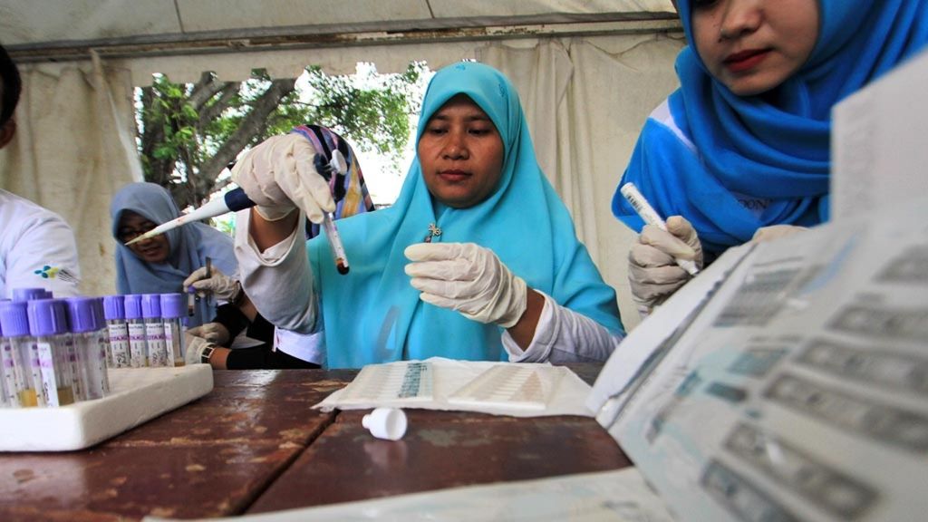 Petugas memeriksa sampel darah saat pemeriksaan HIV/AIDS gratis dalam rangka memperingati Hari AIDS Sedunia di Indramayu, Jawa Barat, awal Desember 2018. 