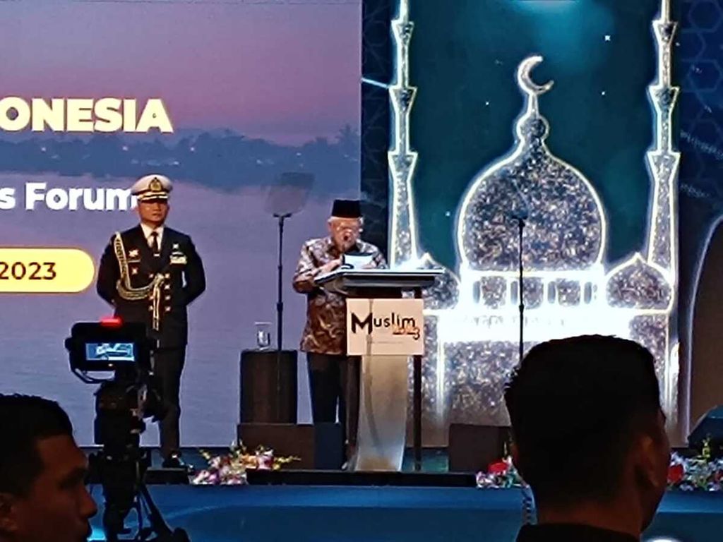 Wakil Presiden Ma'ruf Amin, Selasa (27/11/2023), saat berpidato di Global Muslim Business Forum 2023 di Borneo Convention Centre, Kuching, Sarawak, Malaysia. 