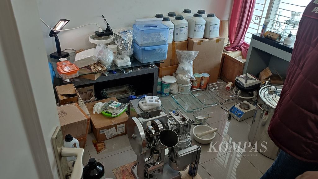 Ruangan yang digunakan untuk meracik bahan ekstasi di sebuah rumah yang dikendalikan gembong narkoba Freddy Pratama. Rumah ini terletak di kawasan Sunter, Jakarta Utara, Senin (8/4/2024).