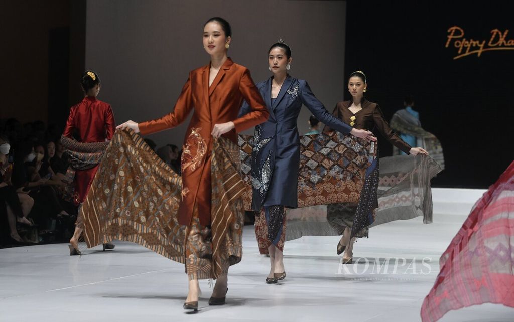 Model membawakan busana koleksi Poppy Dharsono x Pemerintah Kabupaten Garut yang mengangkat kreasi dari tenun sutra dan batik Garutan dalam Indonesia Fashion Week (IFW) 2023 di Jakarta Convention Center, Jakarta.