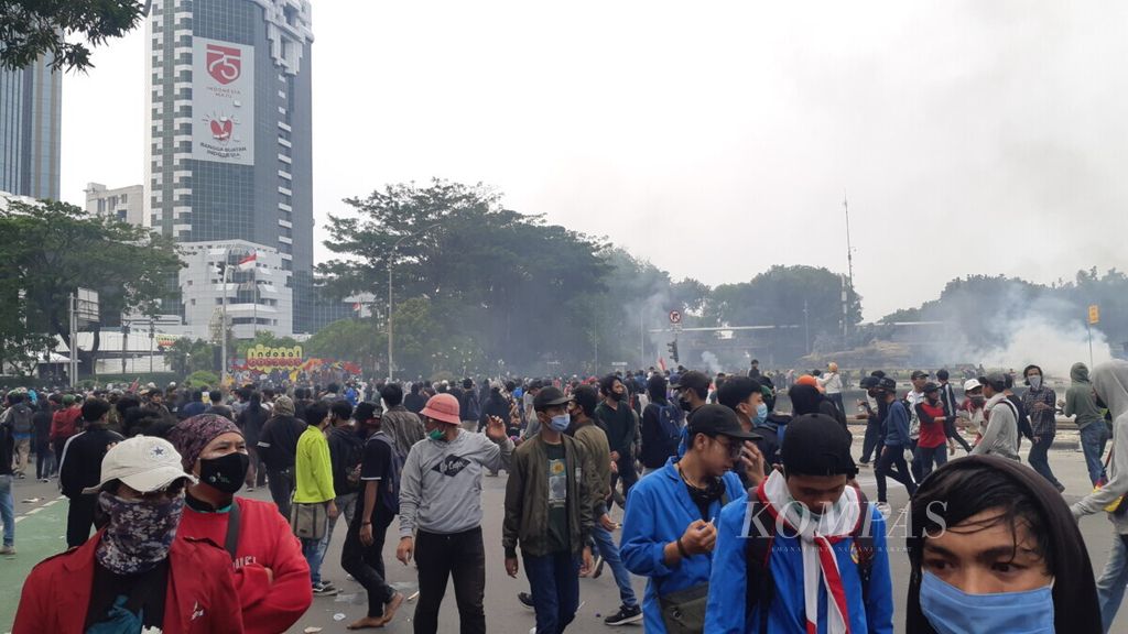 Massa demonstran bertahan di sekitar bundaran Patung Arjuna Wijaya meski tembakan gas air mata oleh polisi terus datang, Kamis (8/10/2020).